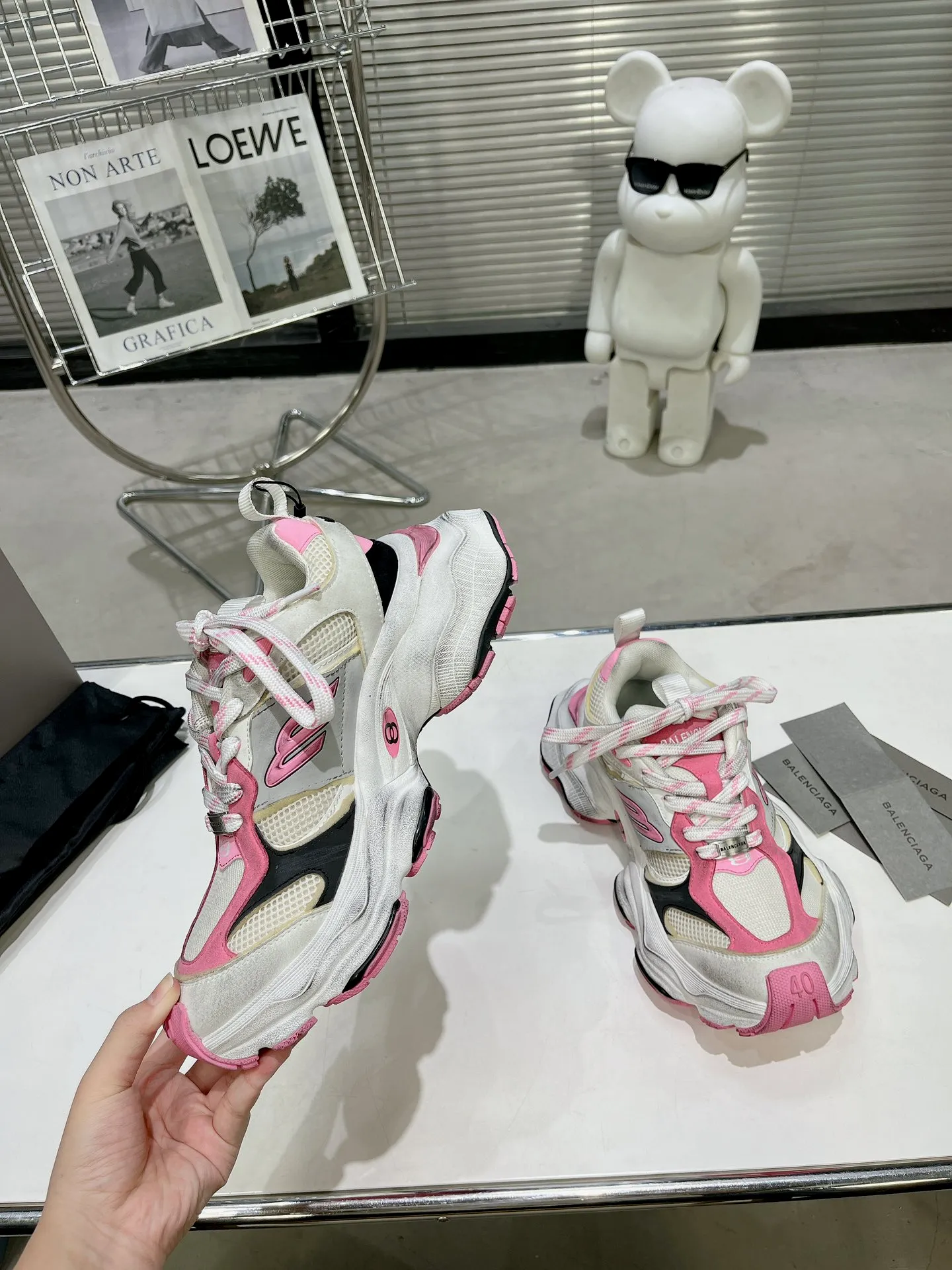 👟👟Ex-factory price 900👟👟 Balenciaga SUMMER 24 Cargo Sneaker Global Limited Edition (JDL) top version super hot! The ultimate secret of 6XL. With the release of Balenciaga's summer 24 series, the 6XL sneakers worn by Liu Haoran on the show once again became a fashion talking point. As soon as the show ended, many bloggers posted reviews of these shoes and comparisons with the 3XL. Looking closely at the whole shoe, there is a larger variant of the "B" logo and a smaller bright yellow as embellishment. The upper material is still normal leather + mesh. All pairs of original materials. Number of yards: 35-45 yards.